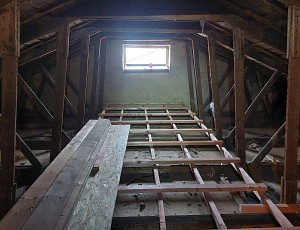 Zateplení stropu rodinného patrového domu pomocí foukané izolace